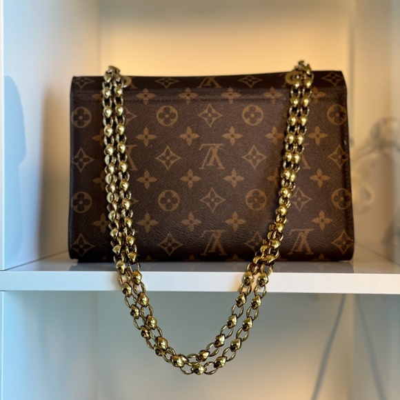 LOUIS VUITTON Victoire Monogram - Picture 8 of 11